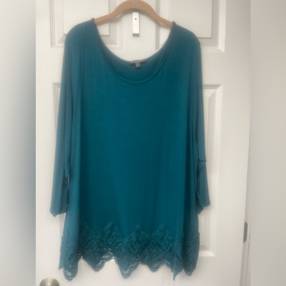 Cable & Gauge 3x Green Teal 3/4 Length Sleeve Top with Lace Detail at Hem